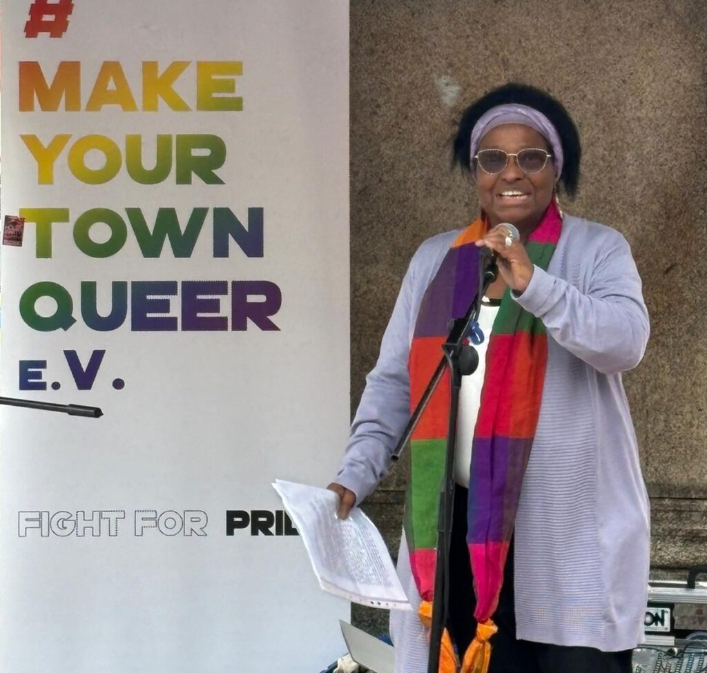 Dr. Pierrette Herzberger-Fofana bei ihrer Rede zum IDAHOBIT auf dem Schlossplatz Erlangen