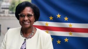 Dr. Pierrette Herzberger-Fofana vor der Flagge von Cabo Verde