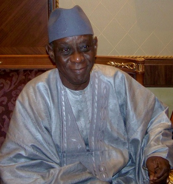 Cheikh Hamidou Kane portant un boubou et un bonnet gris-bleu